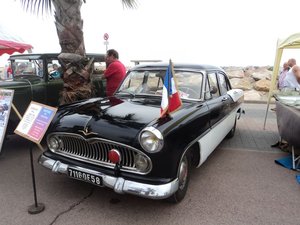 Une Simca Régence faisant sa pub au milieu des Citroën
