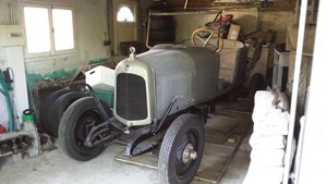 Et voilà la voiture est au garage. La caisse sera plus abritée que sous la bâche.