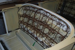 Un dossier de banquette avant. Dommage l'arrière ne va pas et il manque tout le reste !