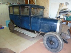 POUR CAUSE MANQUE DE PLACE ET DE TEMPS DEUX AUTRES PROJETS EN COURS, JE VENDS UNE CITROEN B14 CARROSSERIE LIMOUSINE SIX GLACES DE 1928 COMPLETE ,TOUJOURS A L'ABRIS DANS UN GARAGE, LA PEINTURE EST D'ORIGINE DEUX TONS ,LES AILES ET LE CHASSIS ONT ETE SABLES ET TRAITE ,PAS DE GROSSE REPARATION CARROSSERIE A PREVOIR<br />MOTEUR NON BLOQUE TRES BONNE BASE DE RESTAURATION - 3500 €