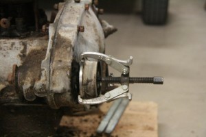 0021.JPG (99.42 Kio) Consulté 19627 fois La poulie est sortie sans difficulté, ce n’était que l’huile séchée qui la retenait.