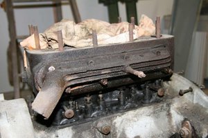 0032.JPG (97.83 Kio) Consulté 19592 fois Pour la pipe d'échappement je suis obligé de couper les goujons à la disqueuse.