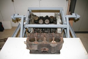 Le bloc déposé et le reste du moteur sur un support fabrication maison qui me permet de tourner le moteur comme je veux.