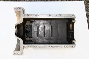 0037.JPG (98.64 Kio) Consulté 19570 fois Après un peu de nettoyage on aperçoit le filtre à huile ou plutôt ce qu'il en reste, la tôle de fond de carter avec le fil de fer qui passe dans les têtes des 6 vis de fixation.