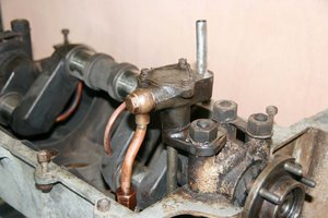 0038.JPG (99.72 Kio) Consulté 19539 fois Le démontage de la pompe à huile se fait en redressant la tôle frein puis en desserrant l'écrou H M14 du chapeau de palier de vilebrequin et l'écrou de fixation du tube de refoulement.